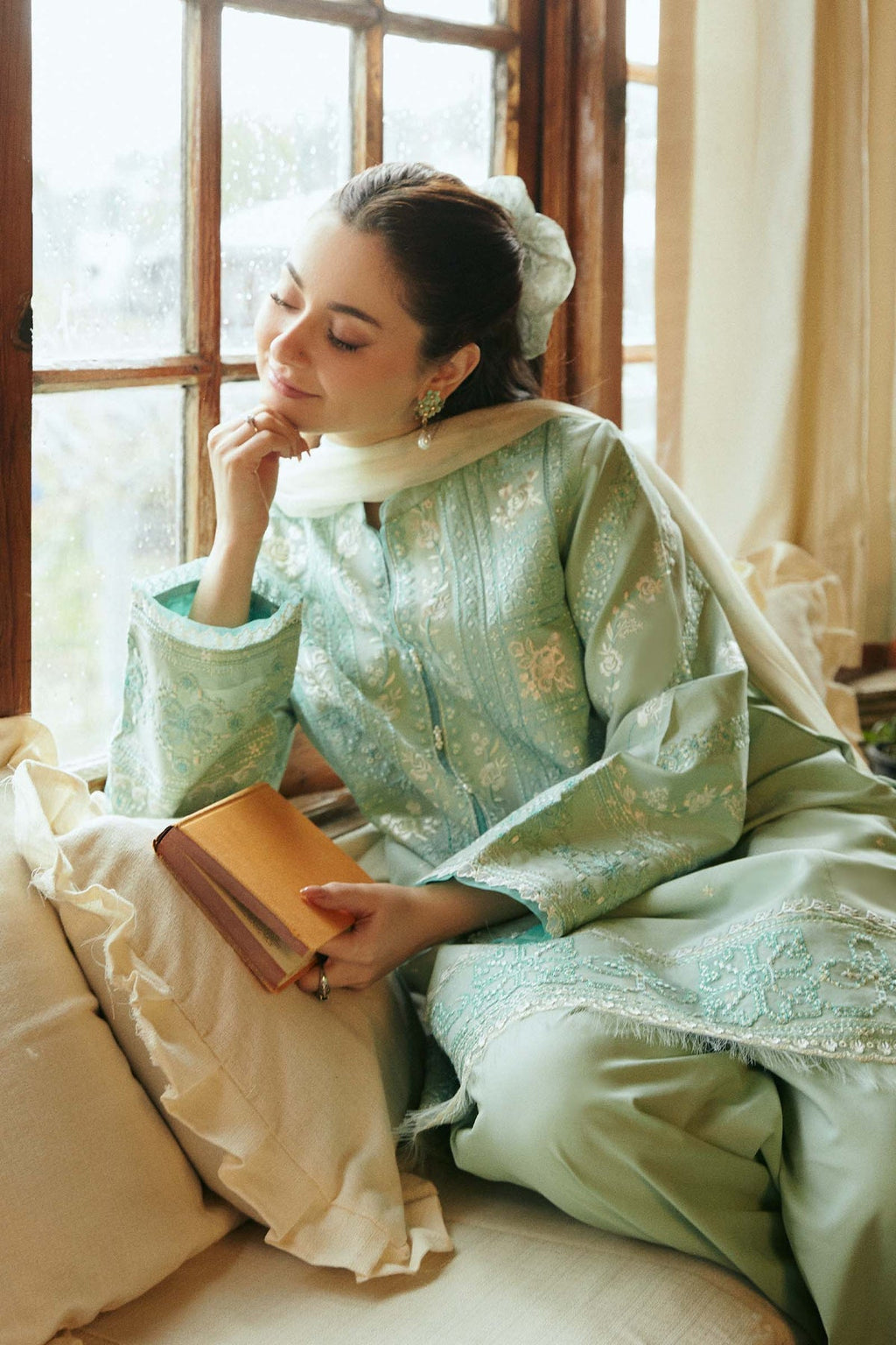 ZARA SHAH JAHAN-3PC DHANAK EMBROIDERED SHIRT WITH COUTRAI WOOL PRINTED SHAWL AND EMB TROUSER-BIC-4112