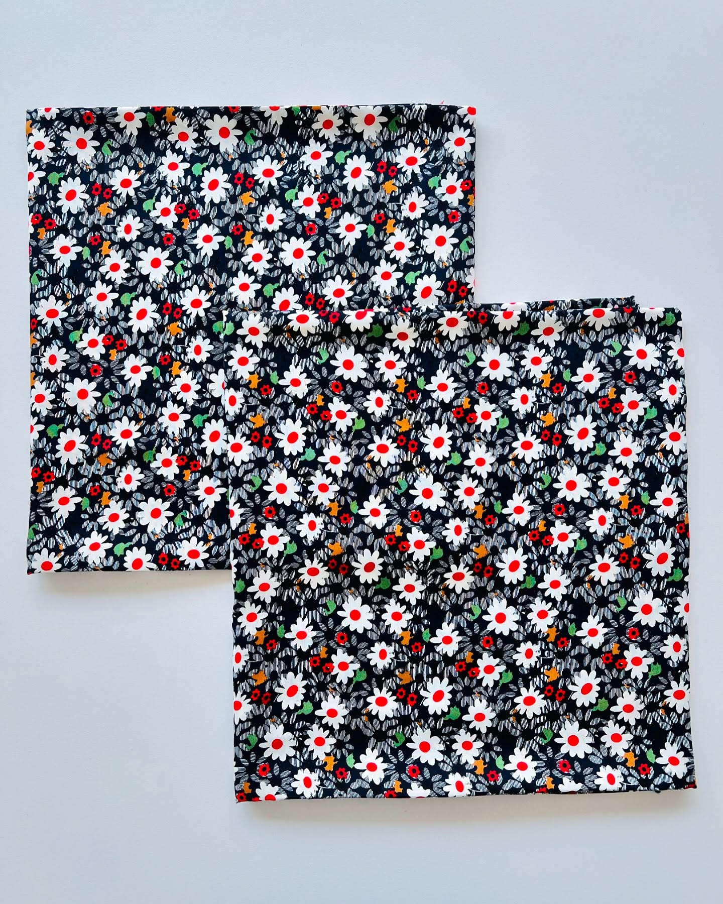 Navy Blue & White Daisy Floral Printed Linen Fabric – 3.25 Yards Unstitched