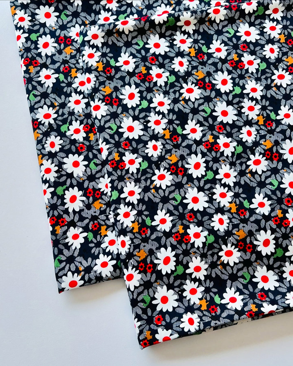 Navy Blue & White Daisy Floral Printed Linen Fabric – 3.25 Yards Unstitched
