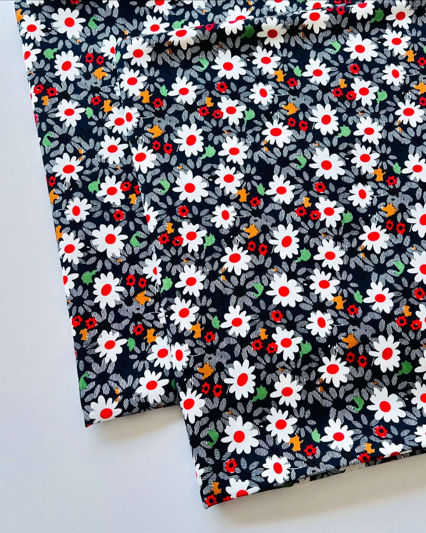 Navy Blue & White Daisy Floral Printed Linen Fabric – 3.25 Yards Unstitched
