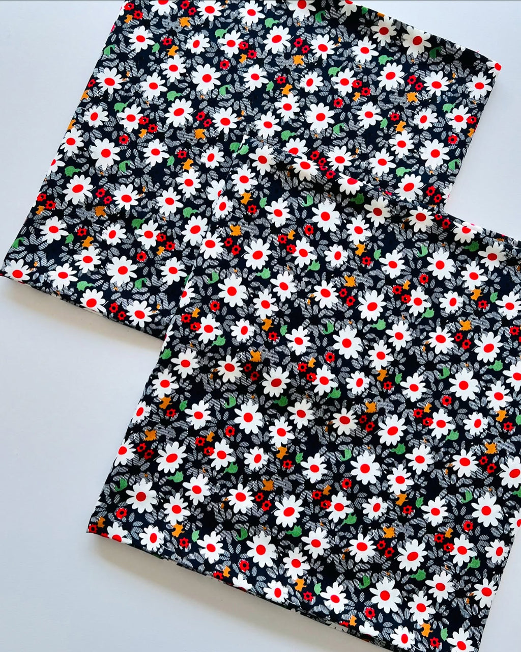 Navy Blue & White Daisy Floral Printed Linen Fabric – 3.25 Yards Unstitched