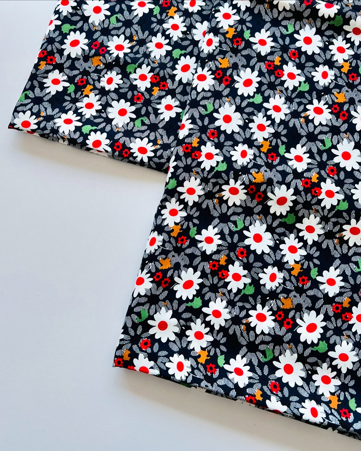 Navy Blue & White Daisy Floral Printed Linen Fabric – 3.25 Yards Unstitched