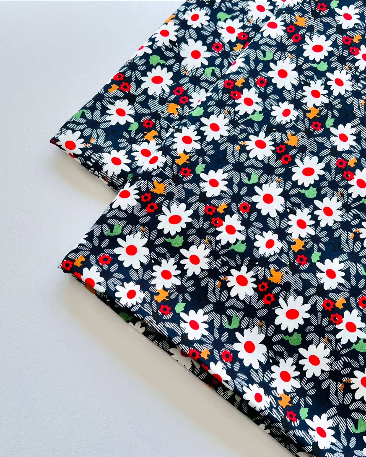Navy Blue & White Daisy Floral Printed Linen Fabric – 3.25 Yards Unstitched